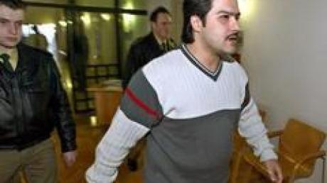 Mehmet A. wird in das Landgericht Memmingen gebracht, wo er sich wegen Mordes vor Gericht verantworten muss.
