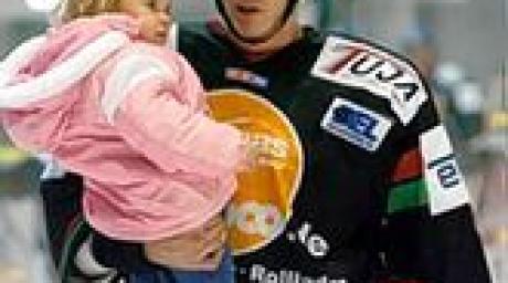 Eishockey DEL Männer, Panther-Krefeld 26.9.2004Rick Girard mit Tochter Kirstin