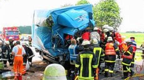 Feuerwehren mühten sich auf der Autobahn bei Dasing, um einen eingeklemmten Kleinlkw-Fahrer aus seinem zertrümmerten Führerhaus zu befreien.
