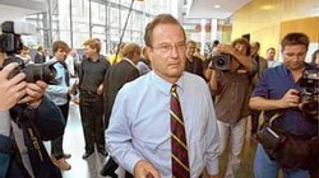 Der frühere Bundesaußenminister Klaus Kinkel betritt am Dienstag (26.07.2005) - umringt von Journalisten - das Landgericht Augsburg. Kinkel ist Zeuge im Prozess gegen den ehemaligen Rüstungs-Staatssekretär Pfahls, der wegen Bestechlichkeit und Steuerhinterziehung angeklagt ist. Pfahls soll unter anderem für ein Panzergeschäft mit Saudi- Arabien vom Waffenlobbyisten Schreiber Schmiergelder bekommen haben. Foto: Karl-Josef Hildenbrand dpa/lby +++(c) dpa - Bildfunk+++
