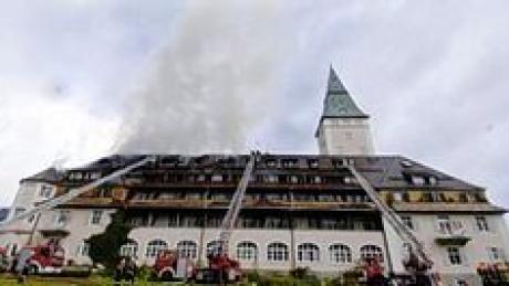 Rettungskräfte löschen am Sonntag (07.08.2005) das Schlosshotel Elmau in Krün bei Garmisch-Partenkirchen. Das Gebäude fing in den frühen Morgenstunden aus noch ungeklärten Gründen Feuer. 400 Gäste und Angestellte konnten aus dem brennenden Schlosshotel gerettet werden. Vier der Verletzten erlitten Rauchvergiftungen, die übrigen konnten nach einer kurzen Behandlung nach Hause. Der Ost- und Südflügel brannten lichterloh und auch auf den Dachstuhl griff das Feuer über. Der Schaden geht in die Millionen. Die Brandursache ist noch unklar. Foto: Oliver Weiken dpa/lby +++(c) dpa - Bildfunk+++