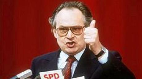 Der damalige SPD-Bundesgeschäftsführer Peter Glotz hält auf dem SPD-Parteitag in Essen 1984 eine Rede vor den Delegierten (Archivfoto vom Mai 1984). Peter Glotz ist tot. Dies bestätigte ein Sprecher der Zeitschrift «Neue Gesellschaft Frankfurter Hefte», dessen Chefredakteur Glotz war. Demnach starb der 66-Jährige in der Schweiz. Glotz war von 1981 bis 1987 Bundesgeschäftsführer der SPD und bekleidete danach zahlreiche Parteiämter. Zuletzt war Glotz an der Universität St. Gallen als Medienwissenschaftler tätig. Foto: Horst Ossinger (Zu dpa 4272) +++(c) dpa - Bildfunk+++
