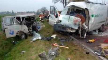 Unfall mit zwei Transportern bei Gessertshausen B 300 / zwei Schwerverletzte,