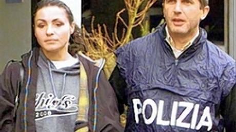 Zwei italienische Polizeibeamte nehmen die Mutter von Karolina, Zaneta Bytomska (M) in Brindisi fest (Archivfoto vom 09.01.2004). Die Mutter der misshandelten und getöteten Karolina soll am Mittwochabend (25.02.2004) in München eintreffen. Die 24-Jährige werde in Begleitung von zwei deutschen Kripobeamten mit einer Propellermaschine von Italien nach München gebracht, wurde der dpa aus Behördenkreisen bestätigt. Nach ihrer Auslieferung soll die 24- Jährige in eine Justizvollzugsanstalt überstellt werden. Dort wird ihr vor dem Ermittlungsrichter Gelegenheit gegeben, zum Vorwurf der Tötung ihrer dreijährigen Tochter Stellung zu nehmen. Foto: Dario Caricato dpa/lby (zu dpa 0182 am 25.