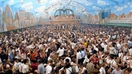 Menschenmassen feiern am Samstag (18.09.2004) in München zu Beginn des 171. Oktoberfestes im Oktoberfestzelt. Das größte Volksfest der Welt dauert bis zum 3. Oktober, sechs Millionen Besucher werden auf der Münchner Theresienwiese erwartet. Foto:Frank Leonhardt dpa/lby