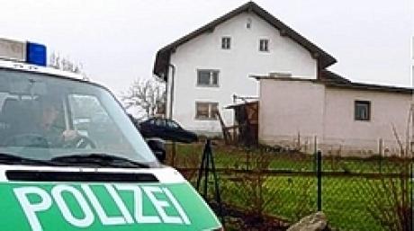 Ein Polizeiauto steht am Samstag (27.11.2004) im niederbayerischen Ramling (Landkreis Passau) neben dem Haus, in dem der Briefbombenattentäter wohnte. Mehr als ein halbes Jahr nach Beginn der bayerischen Briefbombenserie hat sich der Attentäter durch eine Gasexplosion das Leben genommen. Der 22 Jahre alte Mann tötete sich am Freitag kurz nach Beginn eines Serien-Gentests an 2300 Männern aus Hutthurm (Landkreis Passau) auf einer abgelegenen Wiese in der niederbayerischen Gemeinde mit Hilfe einer Gaskartusche. Foto: Armin Weigel dpa/lby +++(c) dpa - Bildfunk+++