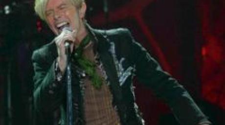 ARCHIV: Der britische Musiker David Bowie spielt in der Hamburger Color Line Arena auf seiner "A Reality Tour" Welttournee (Foto vom 16.10.03). Der Schauspieler und Saenger feiert am Montag (08.01.07) seinen 60. Geburtstag. (zu ddp-Text) Foto: Joern Pollex/ddp