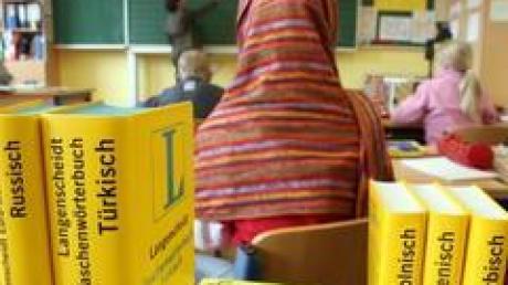 Ein Kind mit Kopftuch im Unterricht in einer Grundschule in Lichtenfels (gestelltes Bild).