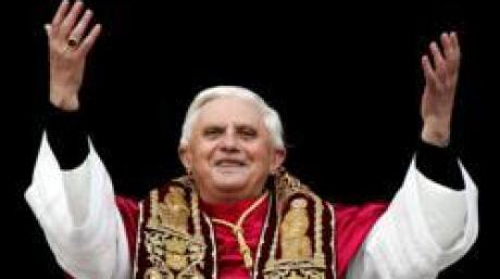 ARCHIV - Der neu gewählte Papst Benedikt XVI. grüßt die Gläubigen vom Balkon des Petersdoms im Vatikan aus (Archivfoto vom 19.04.2005). Papst Benedikt XVI. wird am 16. April 80 Jahre alt. Foto: Claudio Onoratio dpa (zu dpa-Themenpaket: "Papst Benedikt XVI. wird 80" vom 12.04.2007) +++(c) dpa - Bildfunk+++
