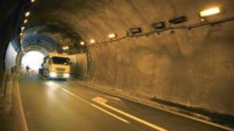 Der Tunnel Paci 2 auf der A3 Salerno - Reggio Calabria bei Scilla wurde Verlierer beim ADAC-Tunneltest 2007 (Handout vom 01.02.2007). Der Tunnel befindet sich in einem katastrophalen Zustand und kann keinerlei Sicherheitsvorkehrungen aufweisen, befanden die Tester. Der Autoclub hatte bei seinem neunten derartigen Test, der am Donnerstag (26.04.2007) veröffentlicht wurde, 51 Tunnel in 13 europäischen Ländern genauer unter die Lupe genommen. Foto: ADAC/Mathis Beutel - ACHTUNG SPERRFRIST 26. April, 10.00 Uhr +++(c) dpa - Bildfunk+++