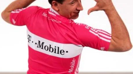 Der ukrainische Radprofi Sergej Gontschar zeigt das Trikot der T-Mobile-Mannschaft.