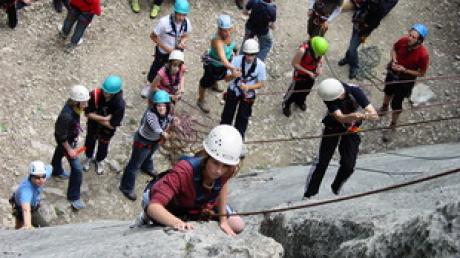 Schüler lernen Eigenverantwortung beim Klettern. 