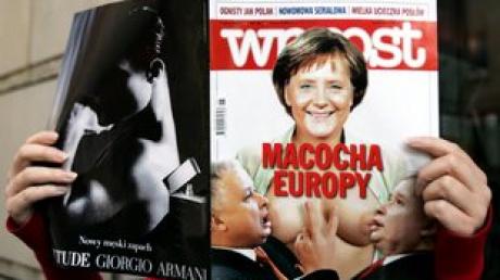 Das polnische Magazin "Wprost" zeigt auf seiner Titelseite eine Fotomontage mit den Kaczynski-Zwillingen an der nackten Brust der deutschen Kanzlerin