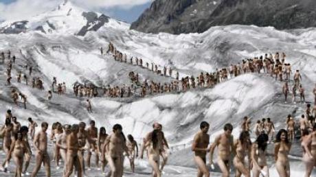 Hunderte Nackte posieren für den US-Fotokünstler Spencer Tunik auf dem Aletschgletscher.