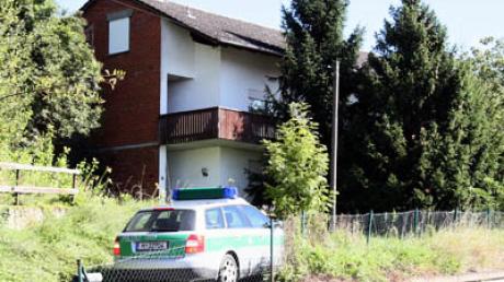 In diesem Haus in Hitzhofen entdeckte die Polizei die Leiche einesbereits seit Wochen toten Mannes. Die Angehörigen hatten das Ablebendes 75-Jährigen verschwiegen.
