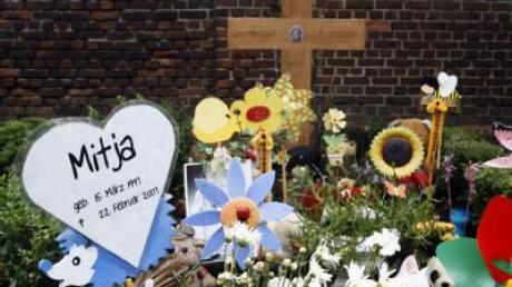 Unzählige Blumen und Plüschtiere liegen auf dem Grab des im Februar 2007 in Leipzig ermordeten Mitja.