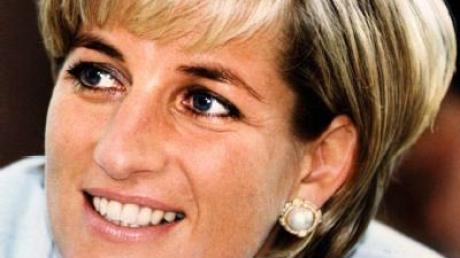 Vor der Berliner Gedächtniskirche wird an den zehnten Todestag von Prinzessin Diana erinnert.