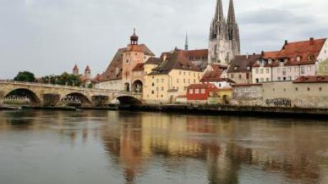 Die Regensburger Altstadt mit dem Dom Sankt Peter und der Steinernen Brücke (Archivfoto).