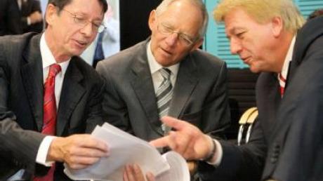 Bundesinnenminister Wolfgang Schäuble (CDU, Mitte) unterhält sich mit Ehrhart Körting (SPD, Berlin) und Volker Bouffier (CDU, Hessen, r).