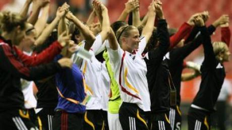 Die deutschen Spielerinnen feiern nach ihrem 11:0 Sieg mit den Fans.