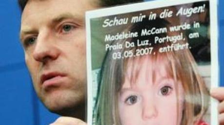 Gerry McCann zeigt während einer Pressekonferenz in Berlin ein Foto seiner Tochter.