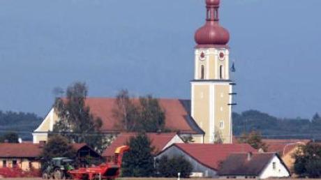 Missbrauch in einer Bilderbuch-Landschaft: Die Kirche von Riekofen in der Oberpfalz.