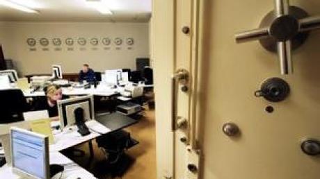 Mitarbeiter des Auswärtigen Amtes in Berlin arbeiten im Krisenreaktionszentrum (Archivfoto vom 18.02.2006).