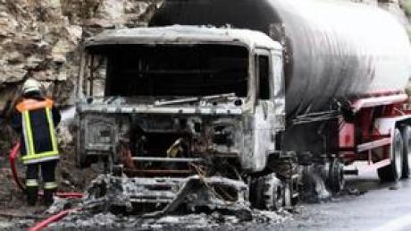 Unfall am Kindinger Berg Tanklastzug brennt