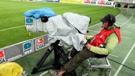 Ein Kameramann macht sich für die Übertragung einer Bundesliga-Partie bereit.