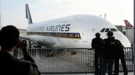 Gäste beobachten in Toulouse die Übergabe des ersten Super-Airbus A380.