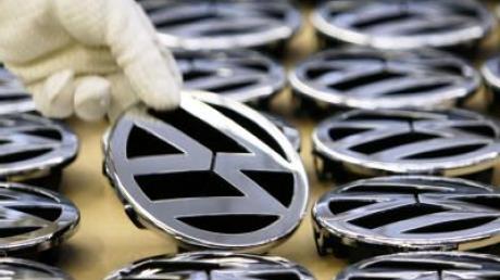 VW-Firmenlogos in Wolfsburg: Das VW-Gesetz verstößt gegen EU-Recht.