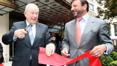 Bayerns Ministerpräsident Günther Beckstein und Sir Rocco Forte (r), Besitzer der Hotelkette The Charles Hotel durchschneiden in München anlässlich der Eröffnung des neuen Hotels ein rotes Band.