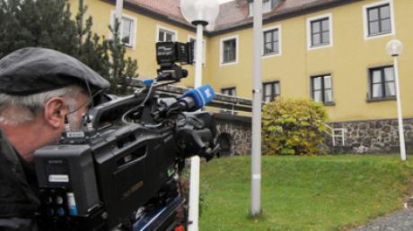 Ein Kameramann filmt die Polizeihundeschule Herzogau.