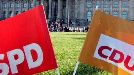 Fähnchen von SPD und CDU vor dem Reichstagsgebäude: In der großen Koalition läuft es nicht rund.