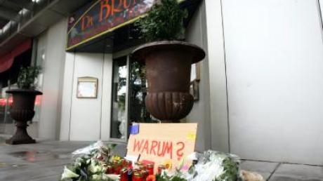 Blumen liegen vor dem Lokal "Da Bruno" in Duisburg (Archivfoto). Hier wurden sechs Männer erschossen.