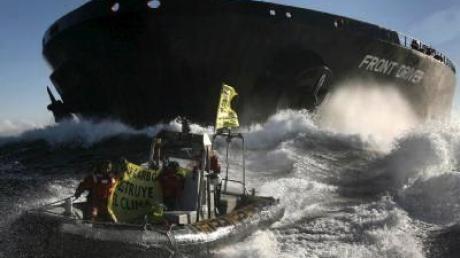 Protest gegen Klimasünder: Greenpeace-Aktivisten blockieren vor Valencia trotz stürmischer See den Kohle-Frachter «Front Driver».
