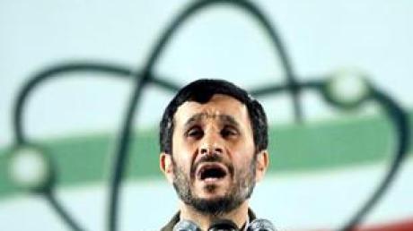 Irans Präsident Ahmadinedschad vor einem Symbol des iransichen Atomprogramms.