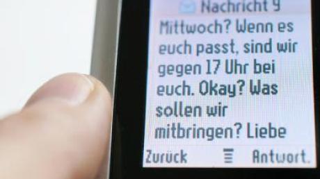 Schnelle Verabredung per SMS: Jeder Deutsche verschickt durschnittlich 350 Kurznachrichten pro Jahr. (Bild: dpa-infocom)