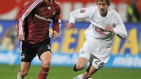 Der Nürnberger Nicky Adler (l) im Zweikampf mit Fabian Lustenberger von Hertha BSC.