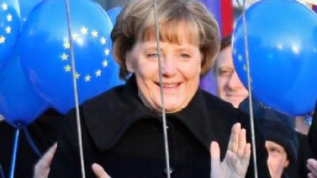Applaus für das grenzenlose Europa: Bundeskanzlerin Angela Merkel klatscht während der Zeremonie zur Schengen-Erweiterung in Zittau, als ein Grenzbeamter den Schlagbaum hebt.
