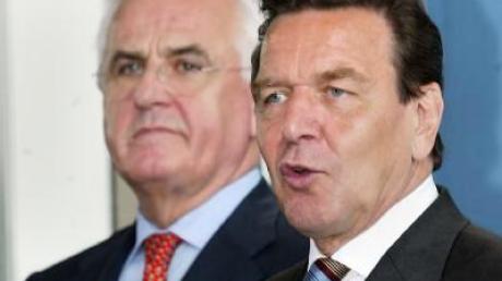 Der damalige Bundeskanzler Gerhard Schröder (rechts) erhielt im August 2002 vom Kommissionsvorsitzenden Peter Hartz die Vorschläge zum Abbau der Arbeitslosigkeit: Der Beginn von Hartz IV. 