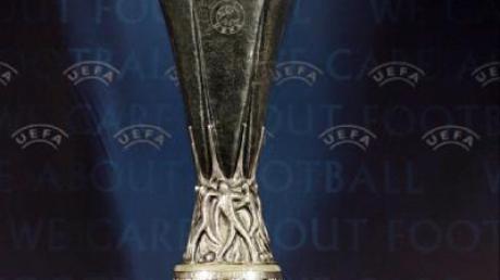 Der Pokal des UEFA-Cups wird bei der Auslosung präsentiert.