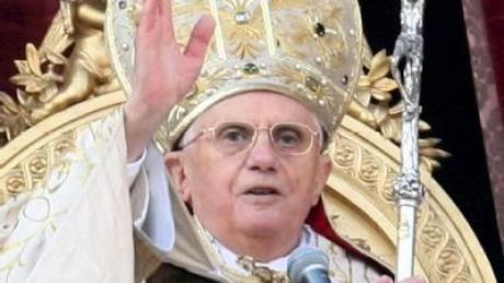 Papst Benedikt XVI. spendet am Weihnachtstag auf dem Petersplatz in Rom den traditionellen Segen Urbi et Orbi.