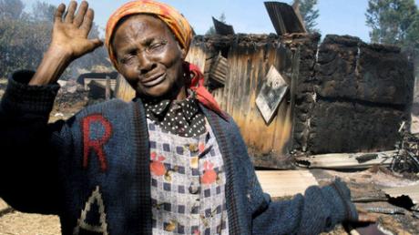 Eine kenianische Frau trauert vor den Trümmern der Kirche, in der 40 Menschen verbrannten.