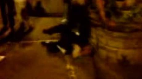 Im Internet zu sehen: Eine Prügelszene vom Schrannenplatz in Memmingen. Das Opfer liegt am Boden, da tritt der Angreifer mit dem Fuß noch mehrfach gegen dessen Kopf.