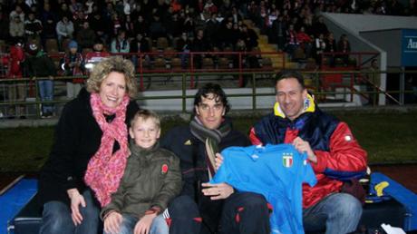 Luca Toni nahm mit Familie Horn auf dem AZ-Sofa Platz. 