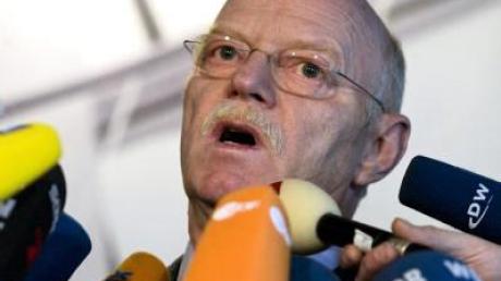 Der SPD-Fraktionsvorsitzende Peter Struck teilt gegen den hessischen Ministerpräsidenten Roland Koch (CDU) aus