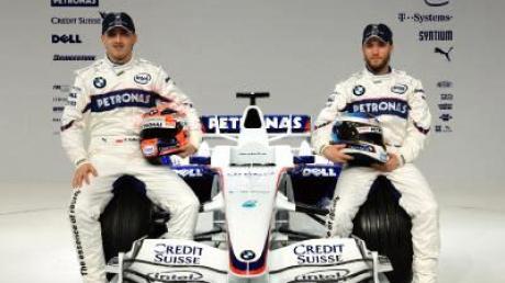 Nick Heidfeld (r) und Robert Kubica sitzen bei der Präsentation des "F1.08" von BMW Sauber auf den Vorderrädern.