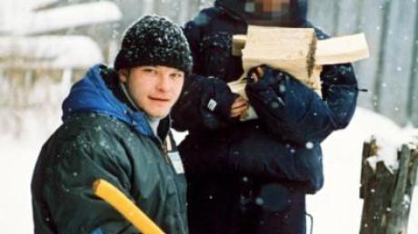 Sibirien statt Jugendknast: Der damals 13-jährige Mark (rechts) aus Deutschland hackt im Jahr 2002 zusammen mit seinem Betreuer Silvio Karger im sibirischen Dorf Sedelnikowo Brennholz. Zu einer ähnlichen Maßnahme hat das Jugendamt Gießen einen 16-jährigen Gewalttäter geschickt. 