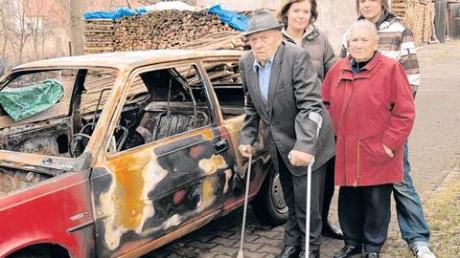 Retter und Geretteter (von links): Georg Mögele, seine Frau Maria mit Sabine und Christina Fuchs und dem ausgebrannten Wagen.